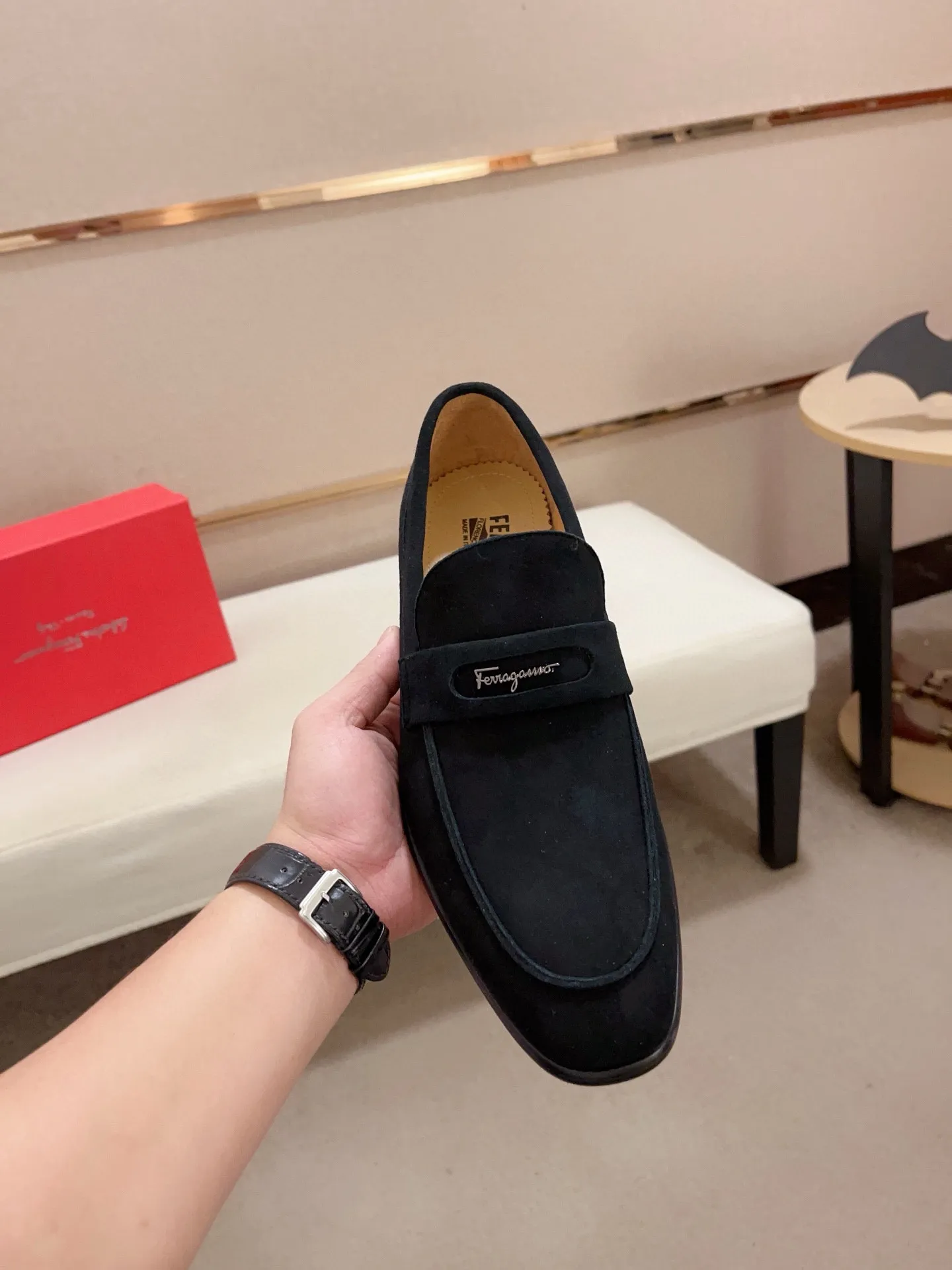Men's shoes💰: 520💰 High version Ferragamo quality! 🆕🆕Exclusive hot-selling products in stock🔥🔥New products on the shelves, high-quality shoes, high-end driving shoes, with complete packaging! 💪 💪 Material: imported patented cowhide 🐂 + imported high-quality water-dyed cowhide lining + wear-resistant outsole 👍🏻👍🏻 Features: high-end and comfortable, purely handmade 🚀 🚀 Create the perfect shoes that suit you best 🔥 🔥 Size: (38-44) Can be customized 45 non-returnable!